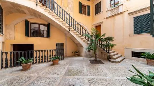 Luxurious apartments located in an emblematic historic Palace in a sough after area of the Old Town.