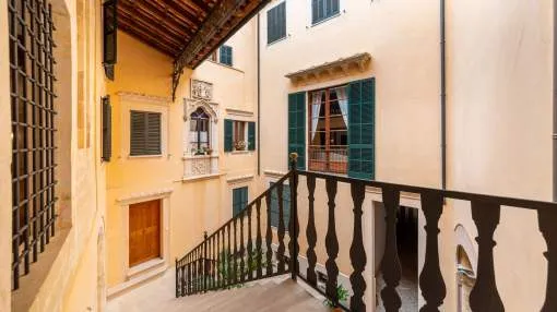 Luxurious apartments located in an emblematic historic Palace in a sough after area of the Old Town.