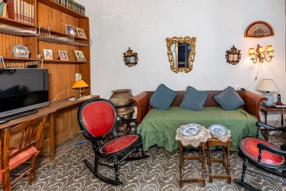 Authentic Mallorquín building with many rooms in the centre of the town of Andratx