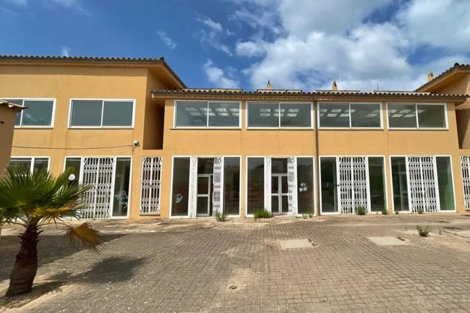 Four commercial premises for sale, each with two floors and toilets on each floor, with a total area of 728 m2, a large terrace and four individual rooms and two with smoke vent.