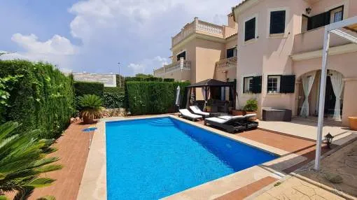 Beautiful semi-detached house with swimming pool in the sought after urbanisation of Puig de Ros.