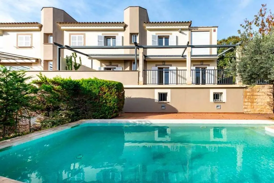 Totally refurbished semi-detached house next to Son Vida and Arabella Golf with views to the sea and Palma in the residential area Son Xigala, ready to move in.