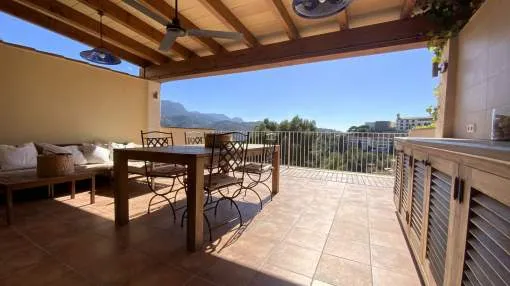 Sunny duplex with fantastic views of the port of Puerto de Sóller on the west coast of Mallorca.